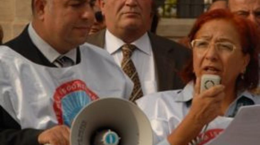 &Uuml;nal Uyar &Ouml;ğretmenlerin eylemine destek verdi