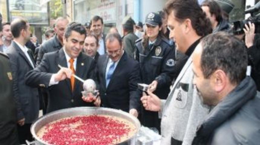 Polisler Aşure Dağıttı