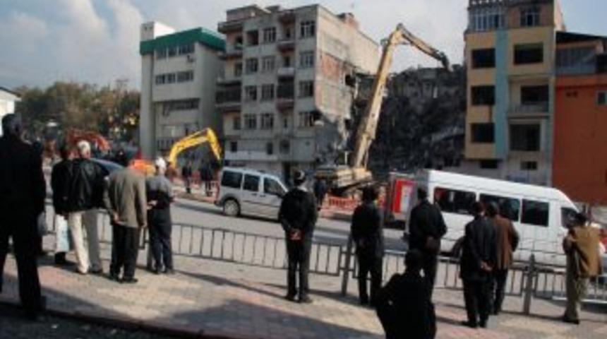 Yıkım Ekiplerini Izleyen Vatandaşlar Ilgin&ccedil; G&ouml;r&uuml;nt&uuml;ler Oluşturdu