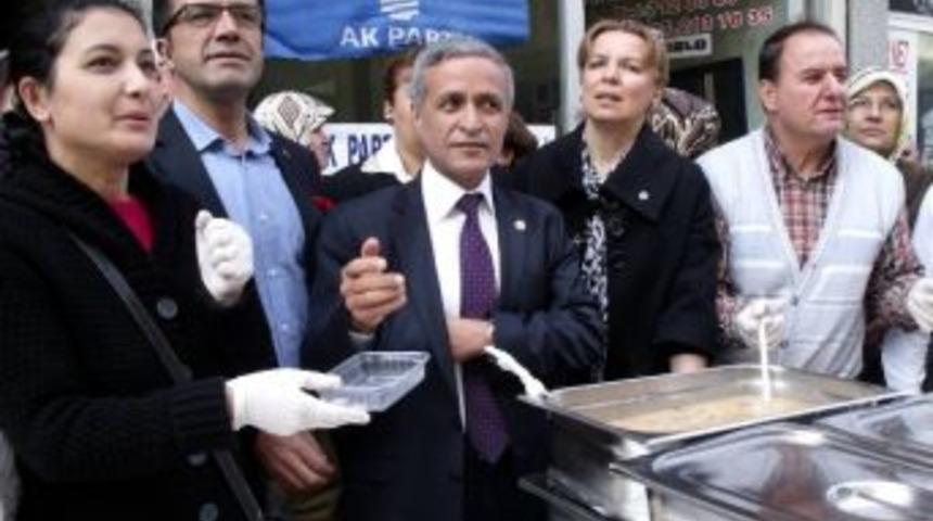Ak Parti Kadın Kolları Aşure Dağıttı