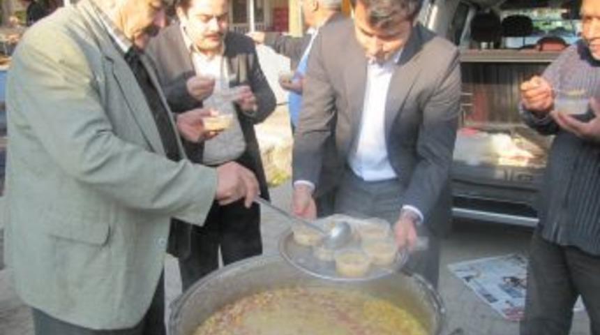 AKİSAD Y&ouml;netim Kurulu Aşure Dağıttı