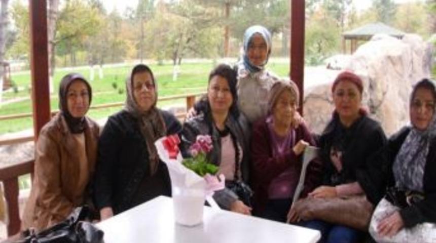 Ak Parti Kadın Kollarından Huzurevinde Kalan &Ouml;ğretmen&rsquo;e Ziyaret