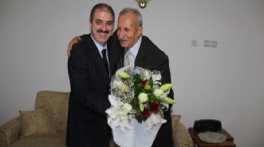 Başkan Din&ccedil; İlkokul &Ouml;ğretmenini Unutmadı