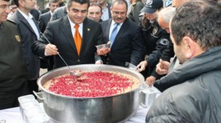 Ordu Emniyet M&uuml;d&uuml;rl&uuml;ğ&uuml;'n&uuml;n Organizasyonuyla Y&uuml;zlerce Kişiye Aşure Dağıtıldı