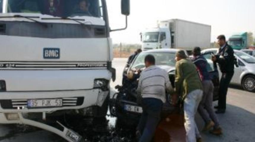 Tankerle Otomobil Çarpıştı: 1 Yaralı