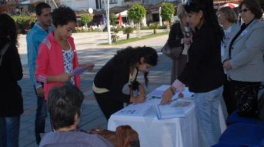 Fethiye De Kadına Y&ouml;nelik Şiddete Karşı İmza Kampanyası