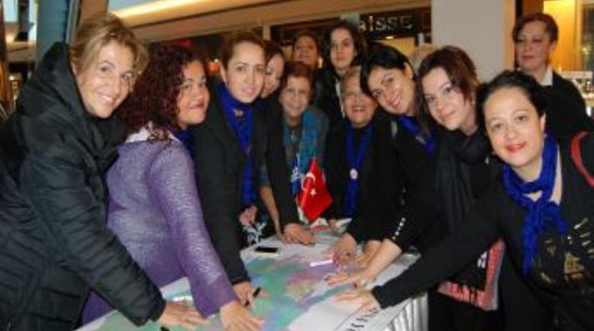 Kadınlar, Şiddete Karşı 'el Izi' Bıraktı