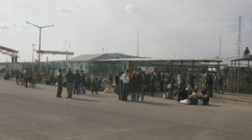 Kilis'e İllegal Yollarla Gelen Suriyeliler, &Uuml;lkelerine D&ouml;n&uuml;yor