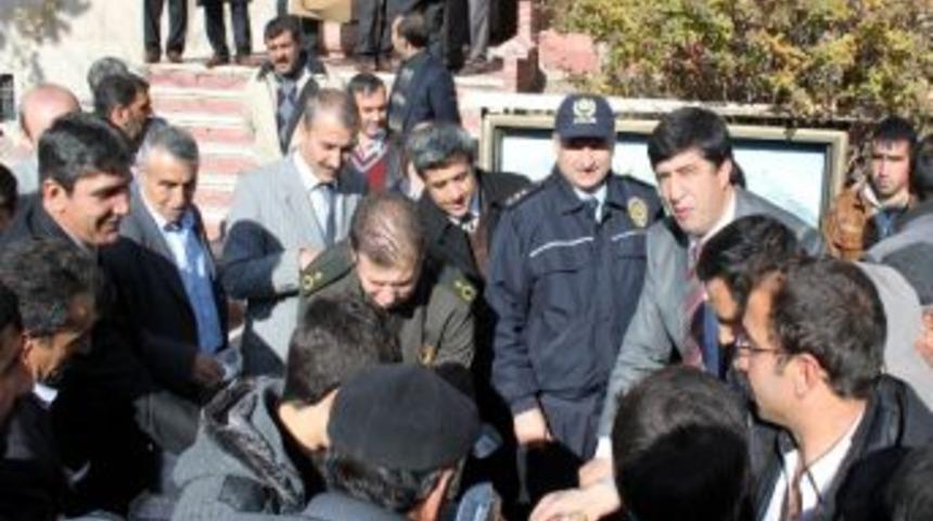 Pasinler Belediyesi'nce Bin Kişiye Aşure Dağıtıldı