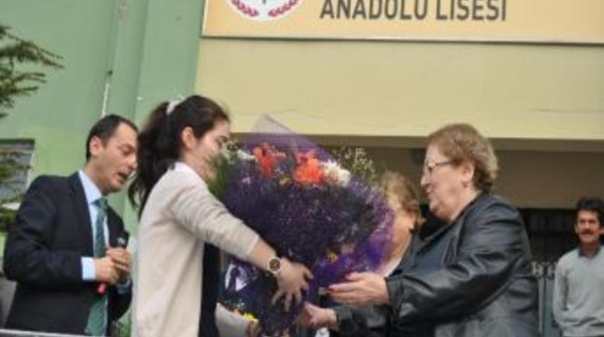 &Ccedil;aycuma&rsquo;da Bir Lisede &Ouml;ğretmenler G&uuml;n&uuml; Kutlanarak Aşure Dağıtıldı