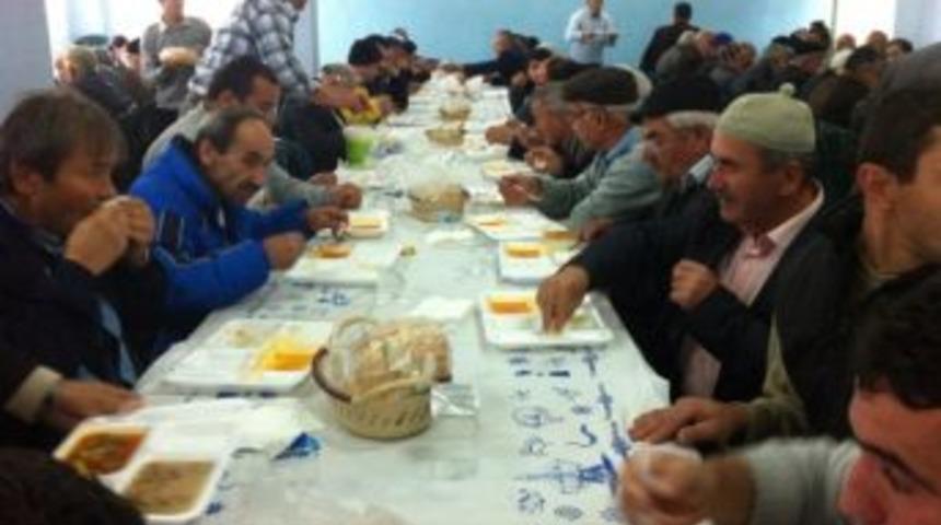 Kadınlar Halka Aşure Dağıttı