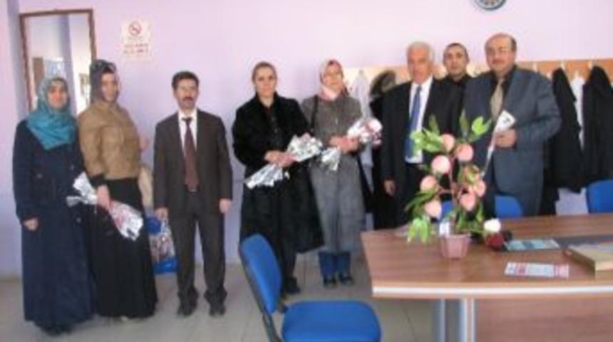 Ak Parti Erzurum Kadın Kolları&rsquo;ndan &Ouml;ğretmenler G&uuml;n&uuml; Etkinliği