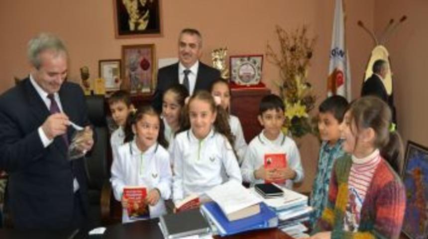 Miniklerden Protokole Aşure Ikramı