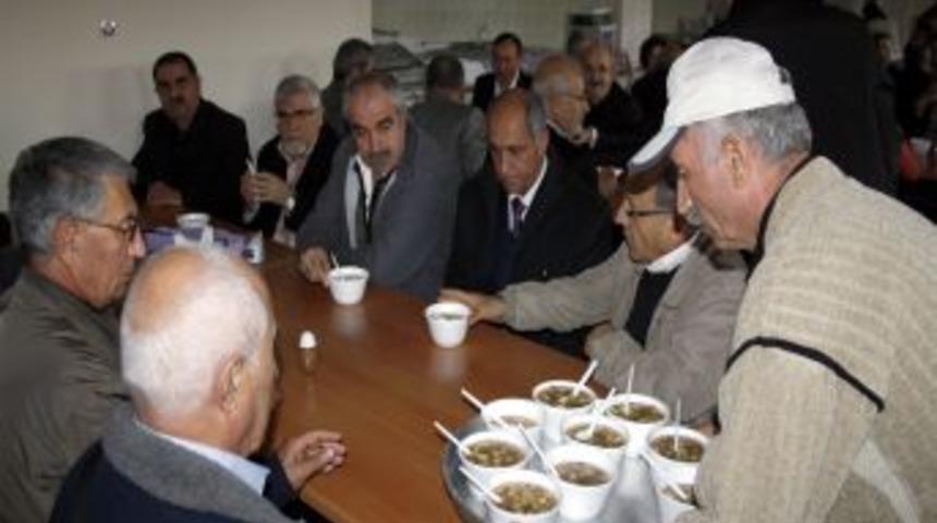 Alevi K&uuml;lt&uuml;r Dernekleri Aşure Dağıttı