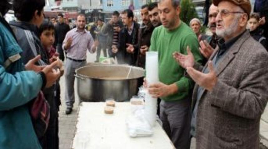Manyas &Ccedil;arşı Esnafı 3 Bin Kişiye Aşure Dağıttı