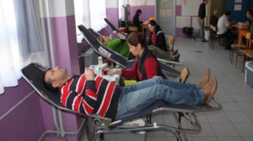 Atat&uuml;rk Ortaokulu Y&ouml;netimi, Kan Bağışı Kampanyası D&uuml;zenledi