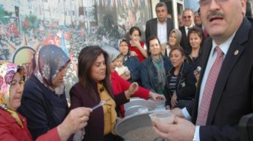 AK Partili Kadınlar Aşure Dağıttı