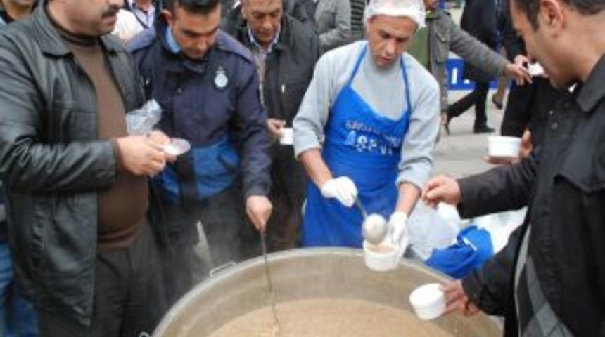Elbistan Belediyesi, Şehirde 20 Bin Kişilik Aşure Dağıttı