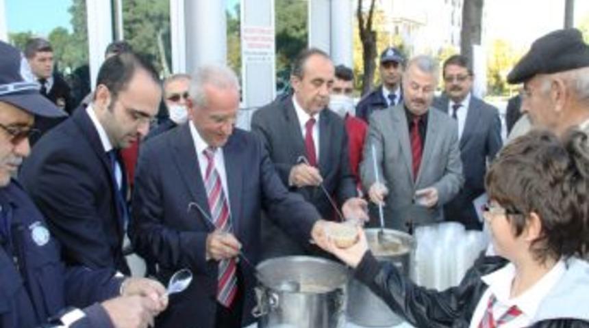 Burdur Belediyesi Aşure Dağıttı