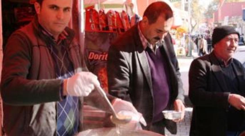 G&uuml;lnar'da Aşure Ikramı Ilgi G&ouml;rd&uuml;