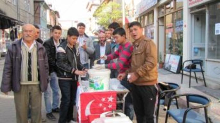 Saadet Partisi İl&ccedil;e Teşkilatı 2 Bin Kişiye Aşure Dağıttı