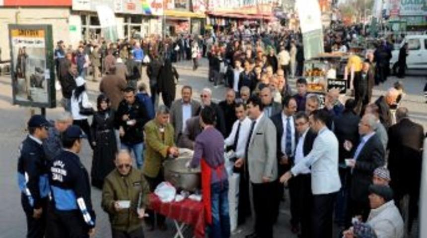 Başkan D&uuml;ndar Aşure Dağıttı