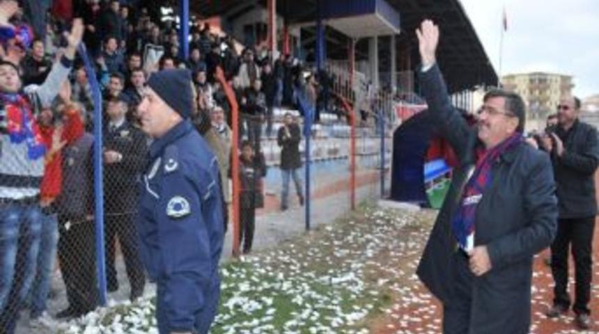 Belediye Başkanı Akdoğan&rsquo;a Spora Katkılarından Dolayı Plaket