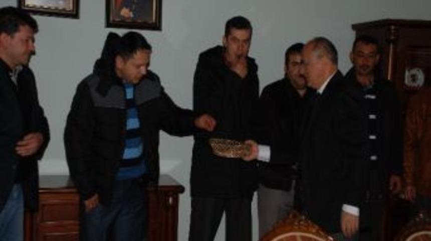 Vali&rsquo;den Gazilere Hurma İkramı