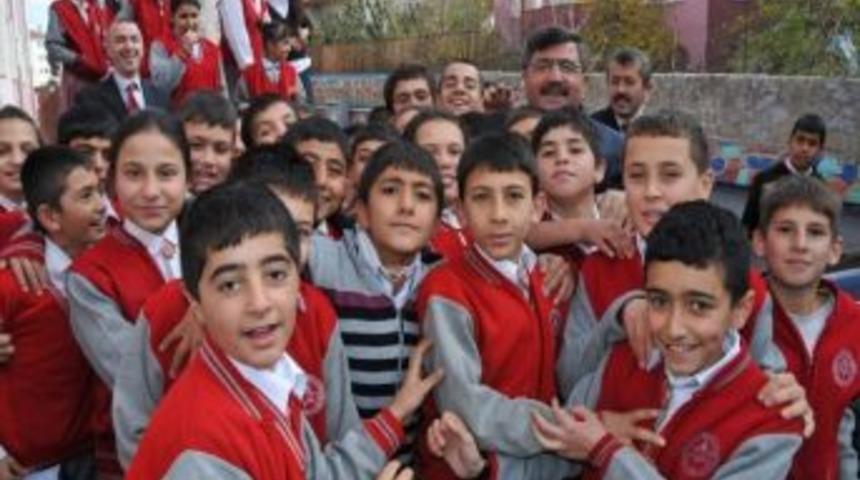 &Ccedil;ocuklardan Başkan Akdoğan&rsquo;a Sevgi Seli