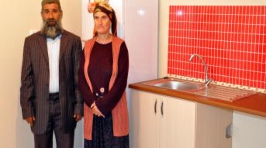 &Ccedil;adırdan Kurtulan Romanlar, Sevincini G&ouml;bek Atarak G&ouml;sterdi