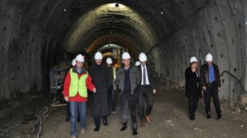 Vali &Ouml;zcan Ilgaz Dağı T&uuml;neli &Ccedil;alışmalarını İnceledi