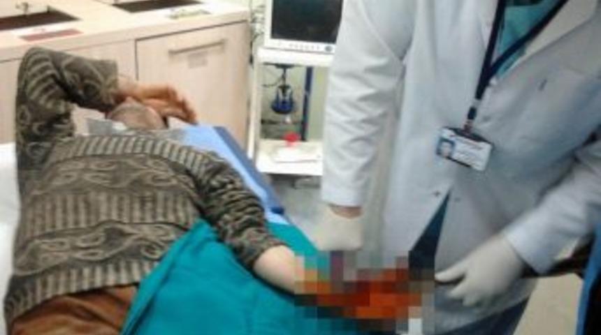 Kesmek İstediği Tahta Eline Saplandı