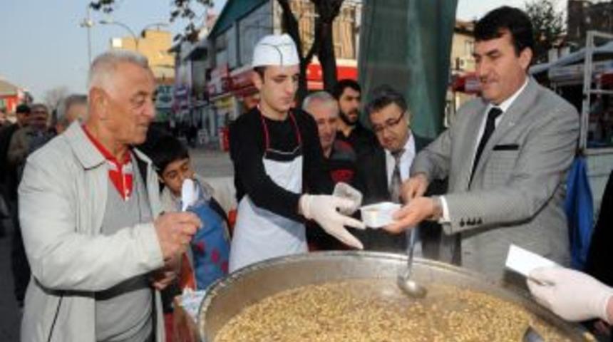 Osmangazi Belediye Başkanı D&uuml;ndar Aşure Dağıttı