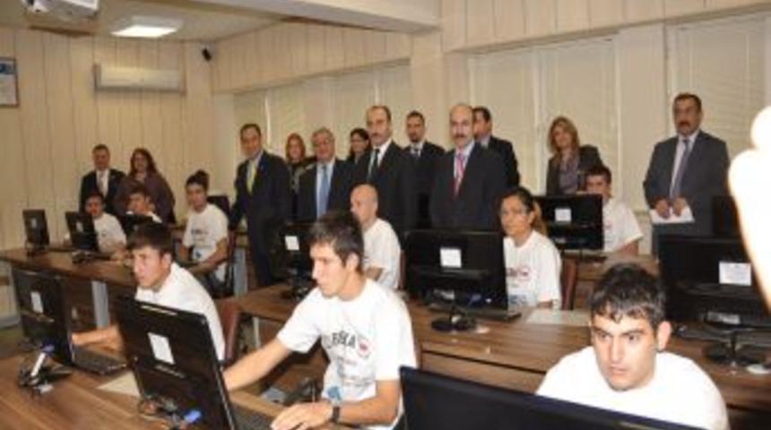 Engellerini 'Konuşan Eller' Projesi Ile Aşacaklar