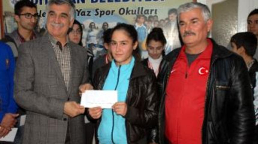 Başkan B&uuml;y&uuml;kaslan, Derece Yapan Sporcuları &Ouml;d&uuml;llendirdi