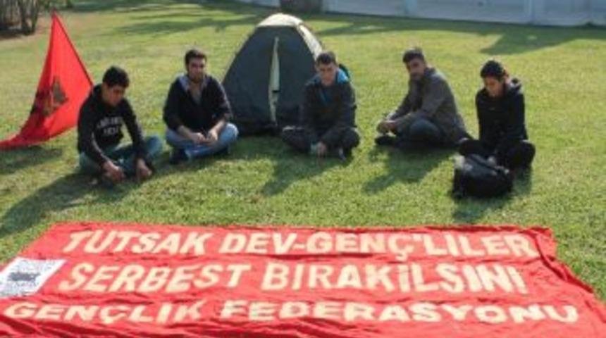 &Uuml;niversite &Ouml;ğrencilerinden A&ccedil;lık Grevi