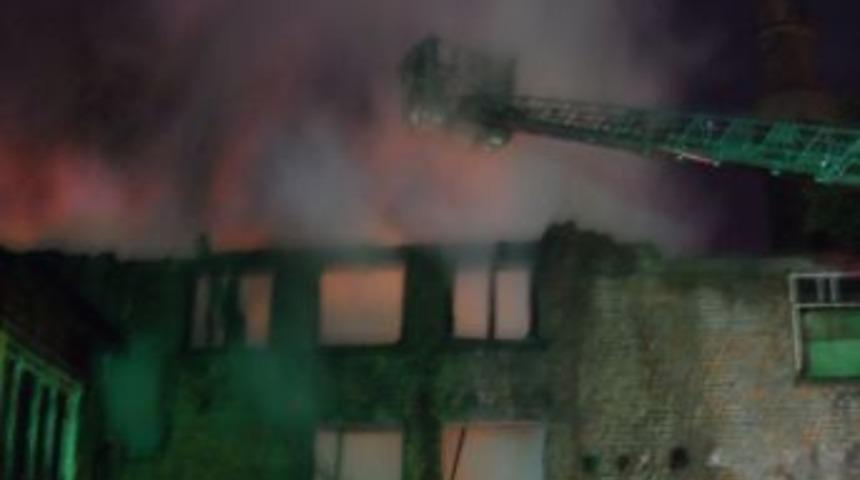 Fatih'te Tarihi Bina Alev Alev Yandı