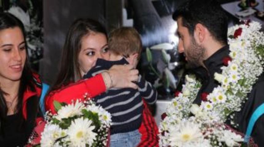 Fransa'da Tarih Yazan Karate Milli Takımı Coşkuyla Karşılandı