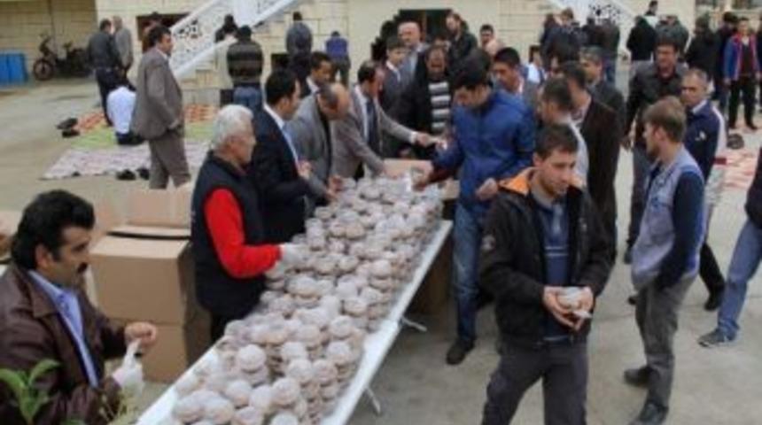 &Ccedil;ayırova Belediyesi Aşure Dağıttı