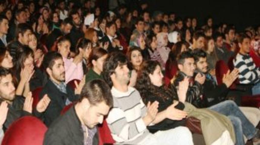 Van&rsquo;da &lsquo;birden Bire&rsquo; Oyununa B&uuml;y&uuml;k İlgi