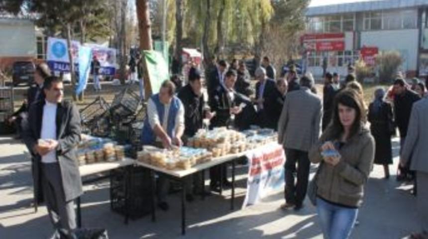 Paland&ouml;ken Belediyesi, &Uuml;niversite &Ouml;ğrencilerine Aşure İkram Etti