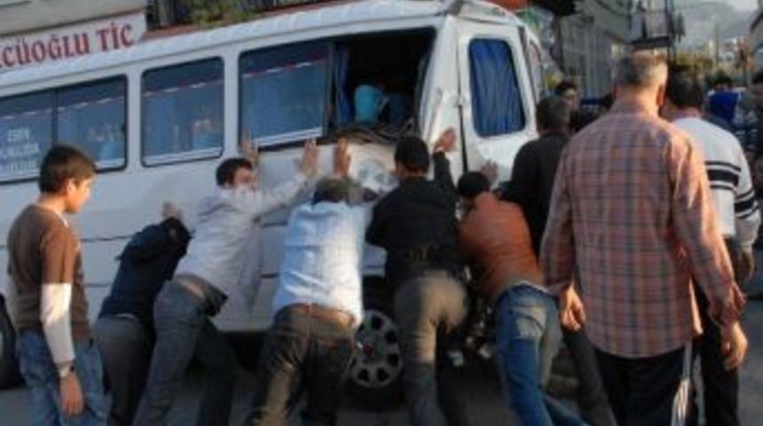 Fethiye&rsquo;de Otob&uuml;s K&ouml;y Minib&uuml;s&uuml;ne &Ccedil;arptı; 5 Yaralı