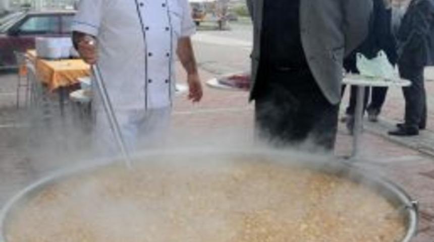 &Uuml;niversite &Ouml;ğrencilerinden Mahalleliye Aşure Ikramı