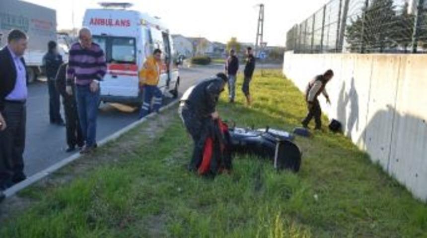 Virajı Alamayınca Kaldırımda S&uuml;r&uuml;klendi