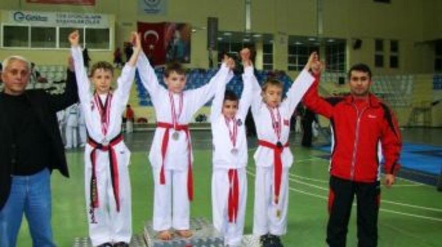 &Ccedil;anakkale Tekvando Turnuvası'nda Ayvalıklı Sporcuların B&uuml;y&uuml;k B&uuml;y&uuml;k Başarısı