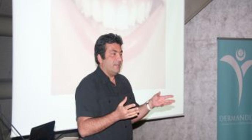 26 Yıllık Stand-up&ccedil;ı Diş Hekimi, Meslektaşlarını G&uuml;lme Krizine Soktu