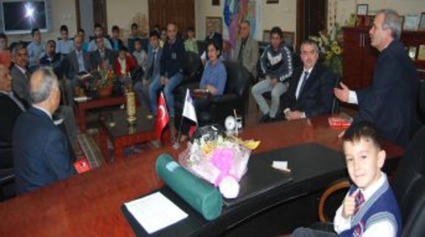 Başkan &Ouml;zgan, Kozanlı Satran&ccedil; Şampiyonlarını Kabul Etti