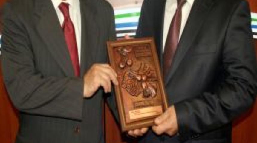 Giresun Orman B&ouml;lge M&uuml;d&uuml;r&uuml; Ali Kaya'ya 'Yılın B&uuml;rokratı ' &Ouml;d&uuml;l&uuml;