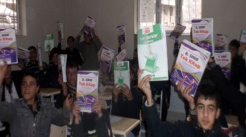 Okuma Salonlarına Giden Bin &Ouml;ğrenciye Kitap Dağıtıldı