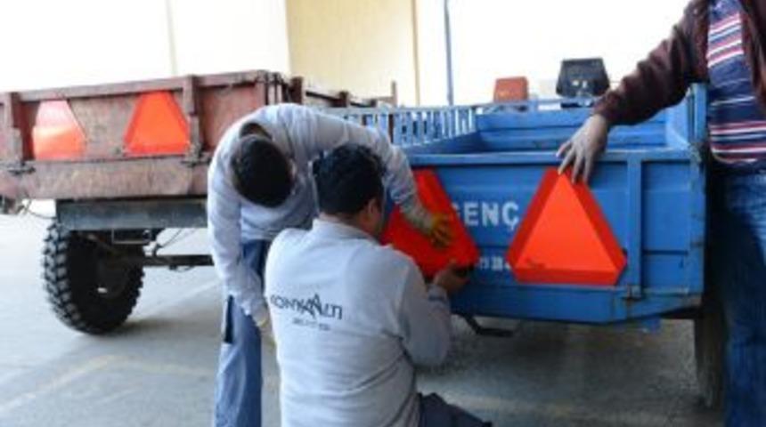 Antalya'da 200 Trakt&ouml;r R&ouml;morkuna &Uuml;cretsiz Reflekt&ouml;r Takıldı